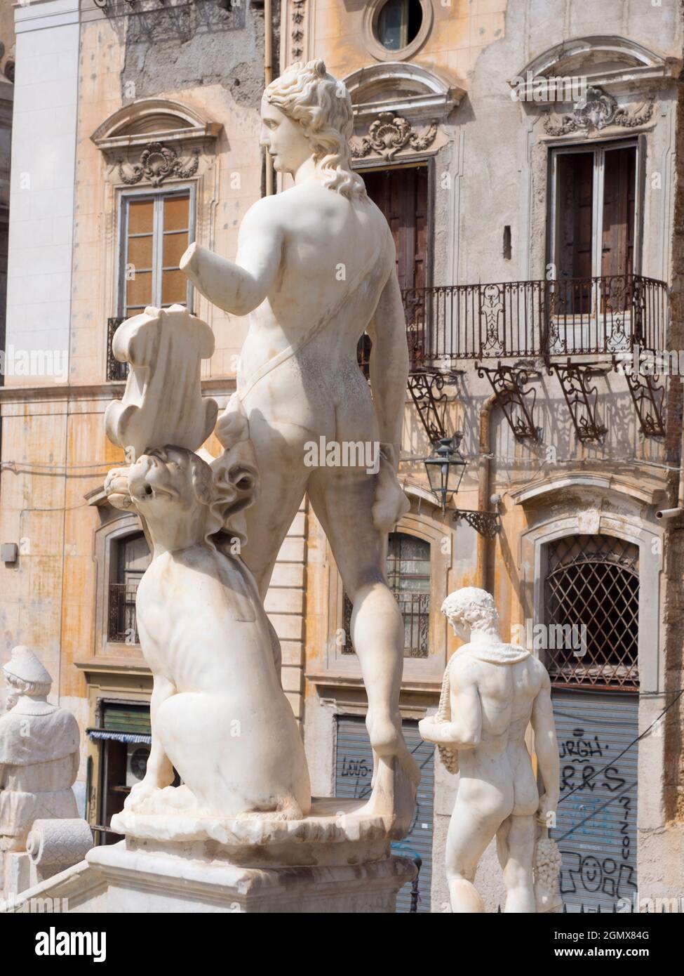 Palermo, Sizilien, Italien - 23. September 2019 Fontana Pretoria - der Praetorianische Brunnen ist ein einst beeindruckender Renaissance-Brunnen im Herzen von Stockfoto