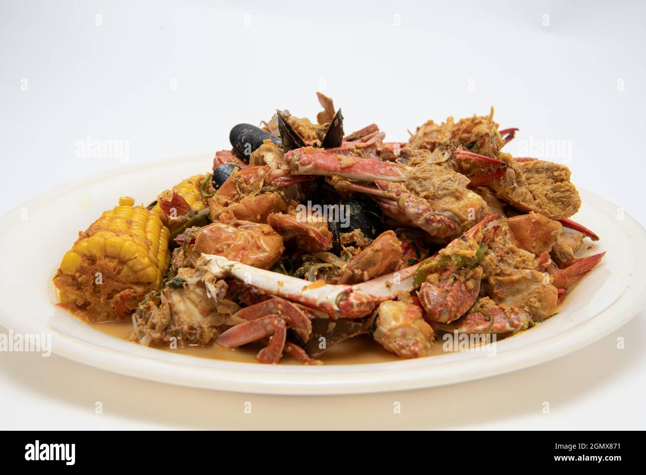 Hausgemachter Fisch und Meeresfrüchte aus der Kajun-Küche mit Hummerkrabbe und Garnelen mit Reis kochen Stockfoto