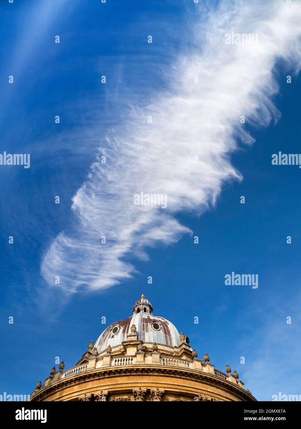 Oxford, England - 28. Oktober 2019 der Radcliffe Square liegt im Herzen des historischen Oxford. Im Mittelpunkt steht die runde Radcliffe Camera; diese di Stockfoto