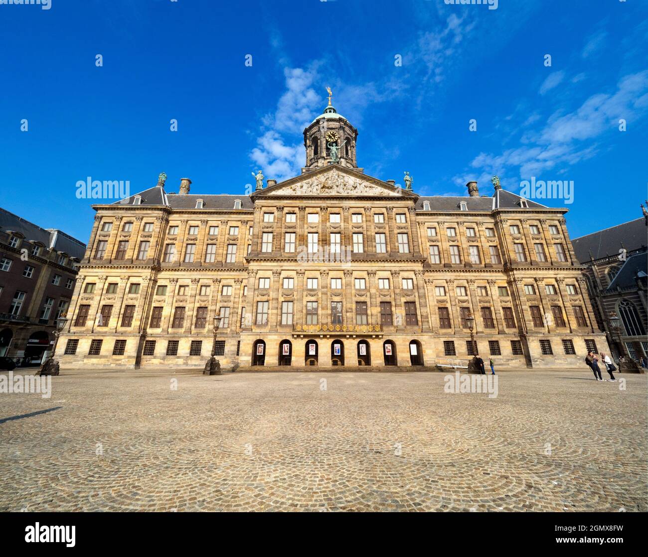 Amsterdam, Niederlande - 27. Mai 2016; vier Personen im Blick. Der Königspalast von Amsterdam wurde im Goldenen Zeitalter der Niederlande im Jahr 17 als Rathaus erbaut Stockfoto