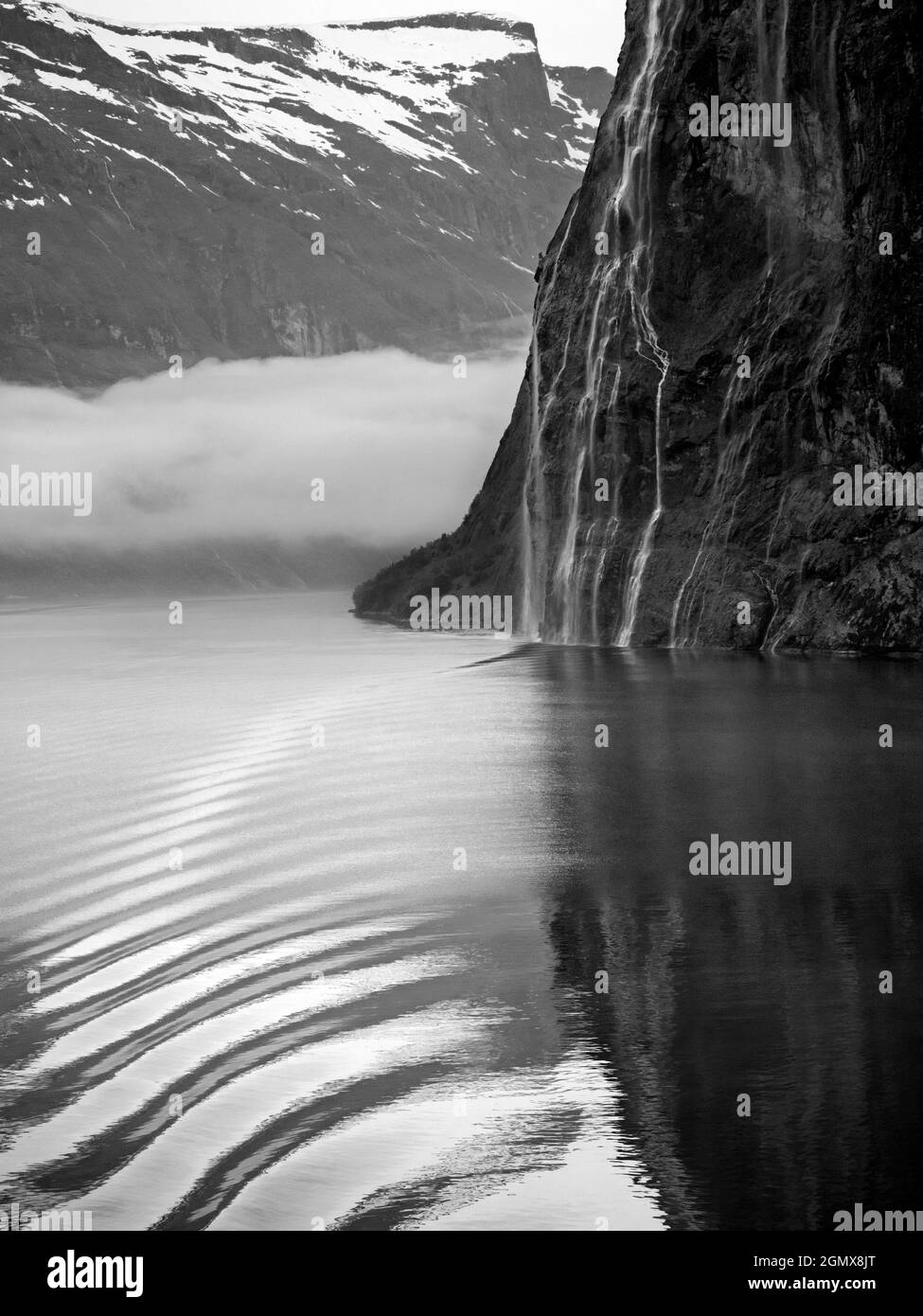 Der herrliche Geiranger Fjord liegt in der Sunnm¿re Region des Komitats M¿re Og Romsdal in Norwegen. Eine der beliebtesten Touristenattraktionen von NorwayÕs, Stockfoto