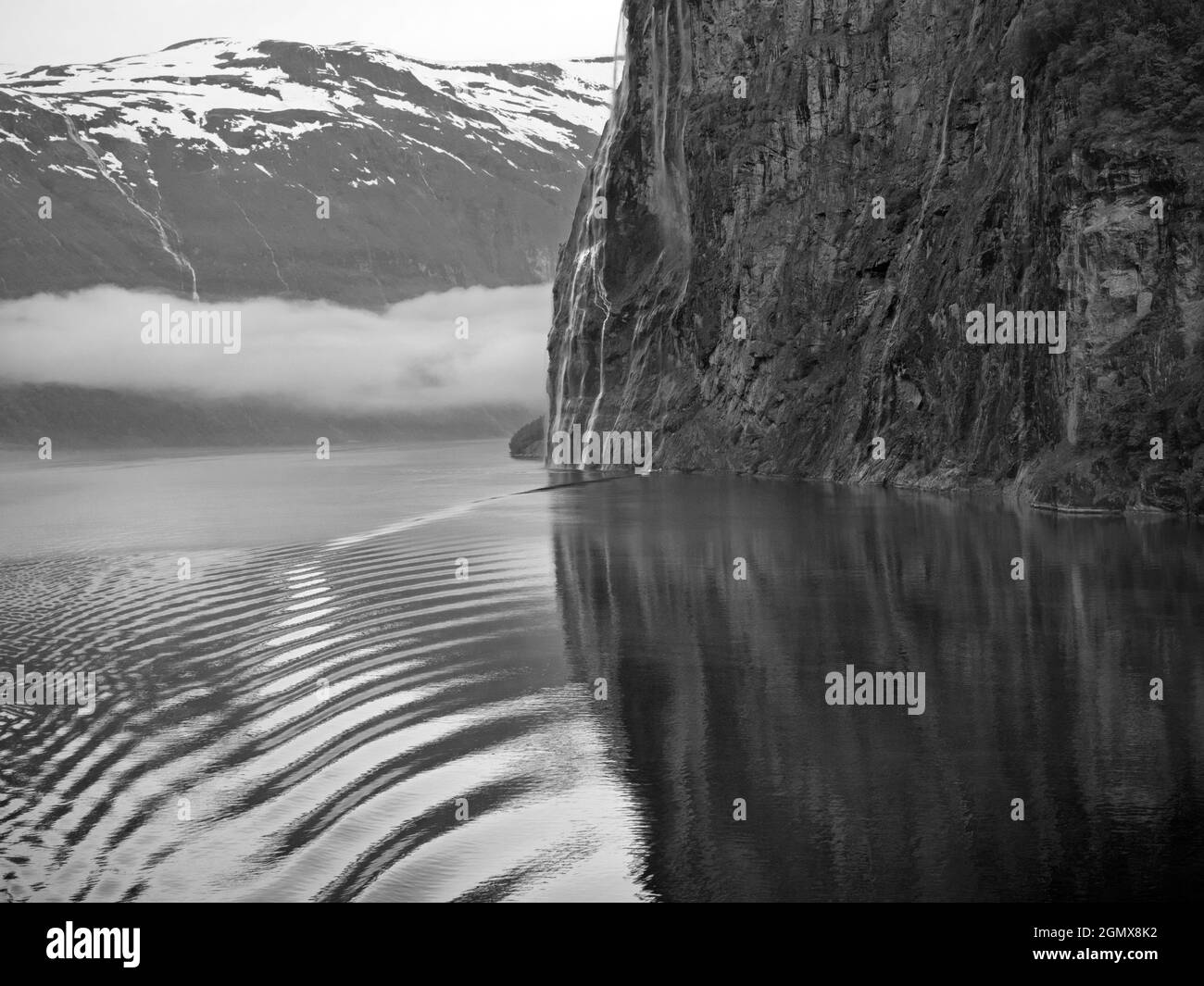 Der herrliche Geiranger Fjord liegt in der Sunnm¿re Region des Komitats M¿re Og Romsdal in Norwegen. Eine der beliebtesten Touristenattraktionen von NorwayÕs, Stockfoto