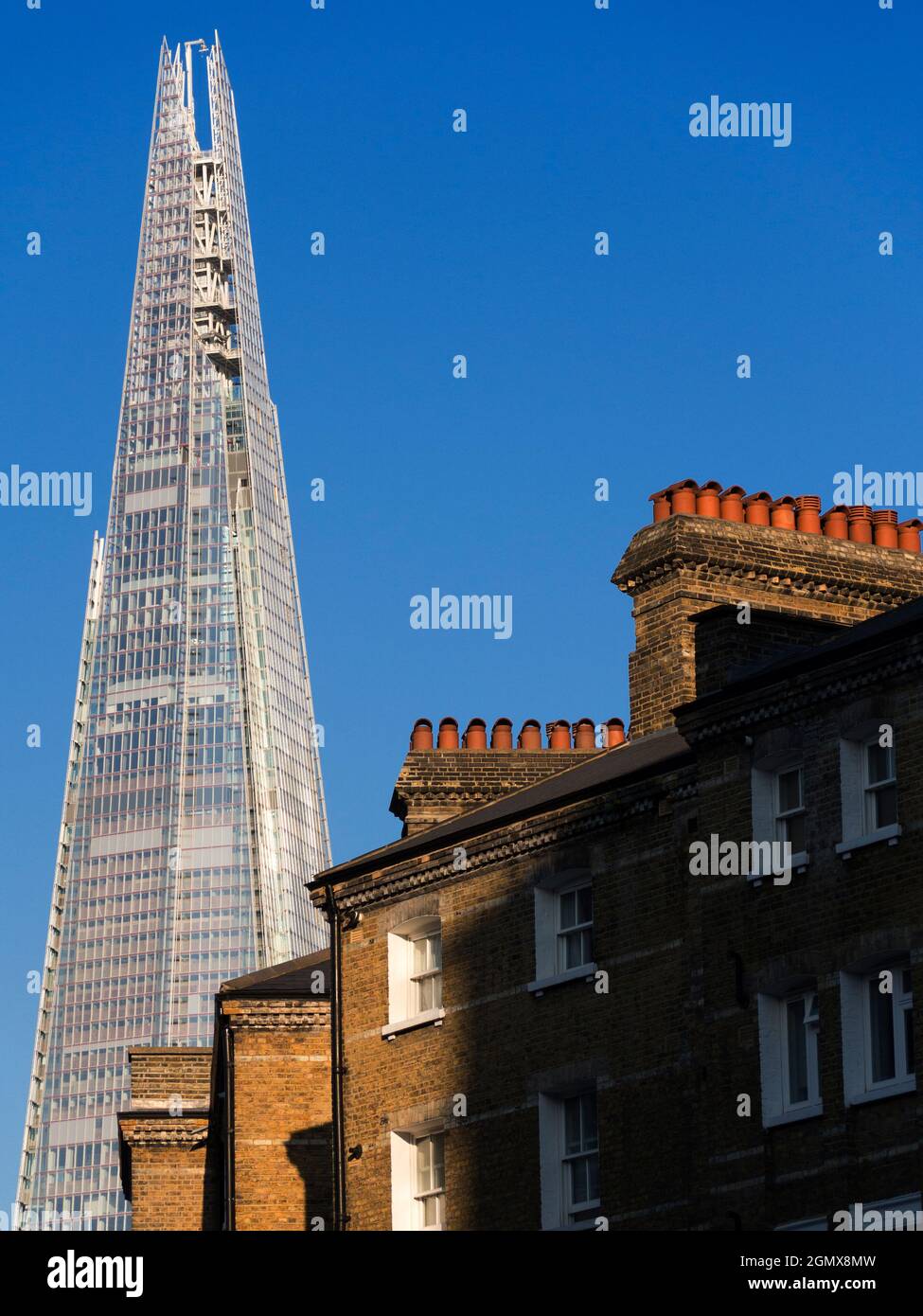 The Shard ist ein 95-stöckiges Hochhaus in Southwark, London. An der London Bridge gelegen und 309.6 Meter (1,016 Fuß) hoch, ist es derzeit der hohe Stockfoto