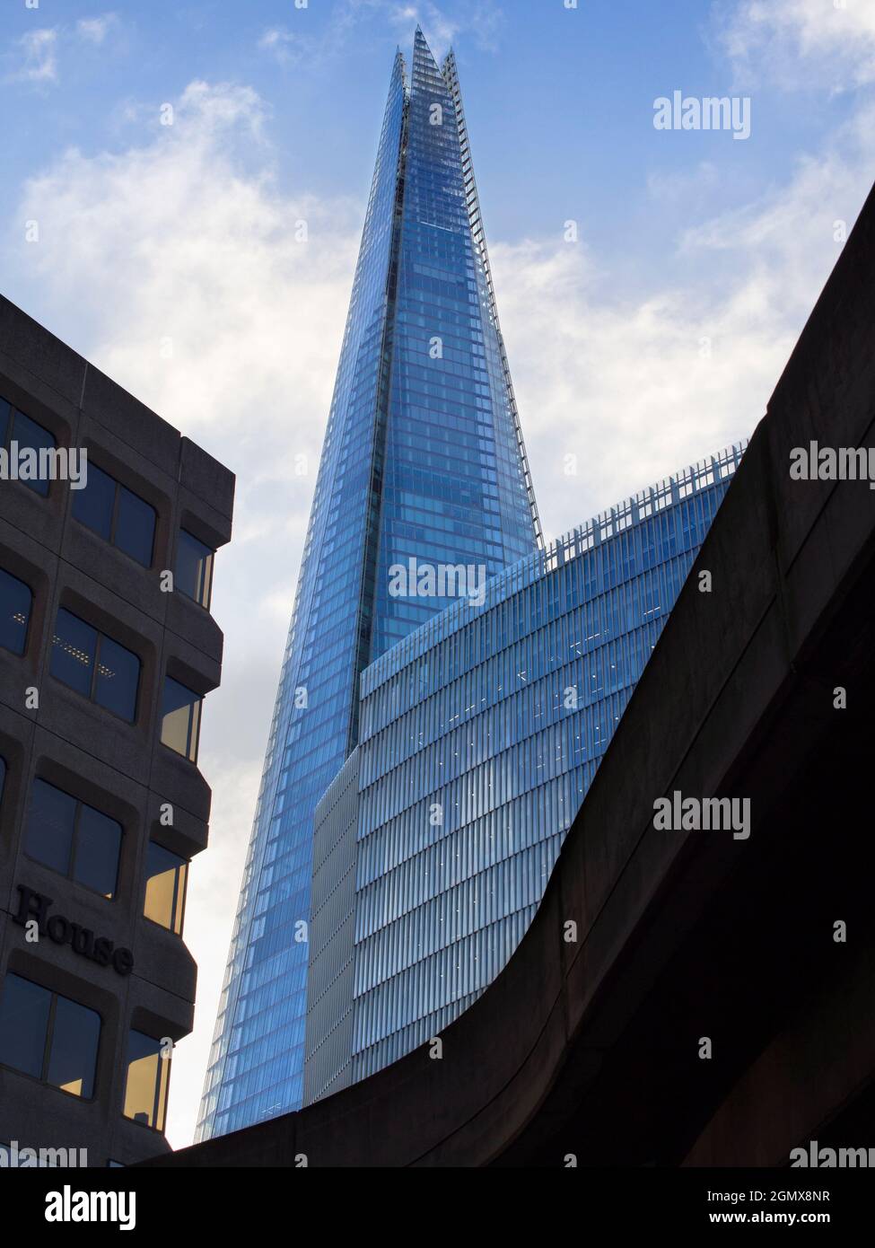 The Shard ist ein 95-stöckiges Hochhaus in Southwark, London. An der London Bridge gelegen und 309.6 Meter (1,016 Fuß) hoch, ist es derzeit der hohe Stockfoto