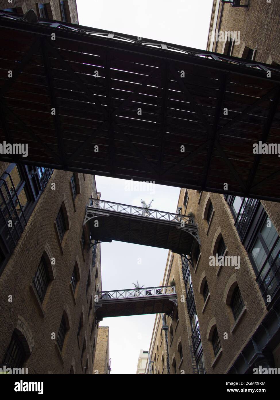 SHAD Thames ist heute das beste erhaltene Beispiel für eine Art Handelsstraße, die vor der Gentrifizierung und Entwicklung im Londoner Dockland üblich war Stockfoto