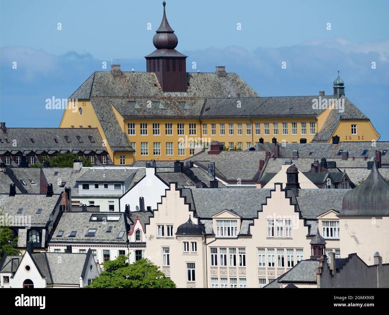 Alesund, Norwegen - 8. Juni 2017 Alesund ist eine kleine Stadt (Pop. 45000) in der Grafschaft M¿re Og Romsdal, Norwegen. Es ist Teil des traditionellen Viertels von Sunnm Stockfoto