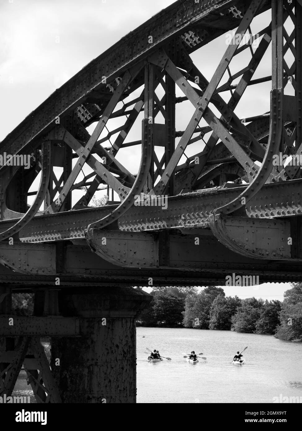 Kennington, Oxfordshire, England - 13. Juli 2019; sechs Kanufahrer in Schuss. Hier sehen wir eine verlassene Brücke über die Themse bei Kennington, nur etwas außerhalb Stockfoto