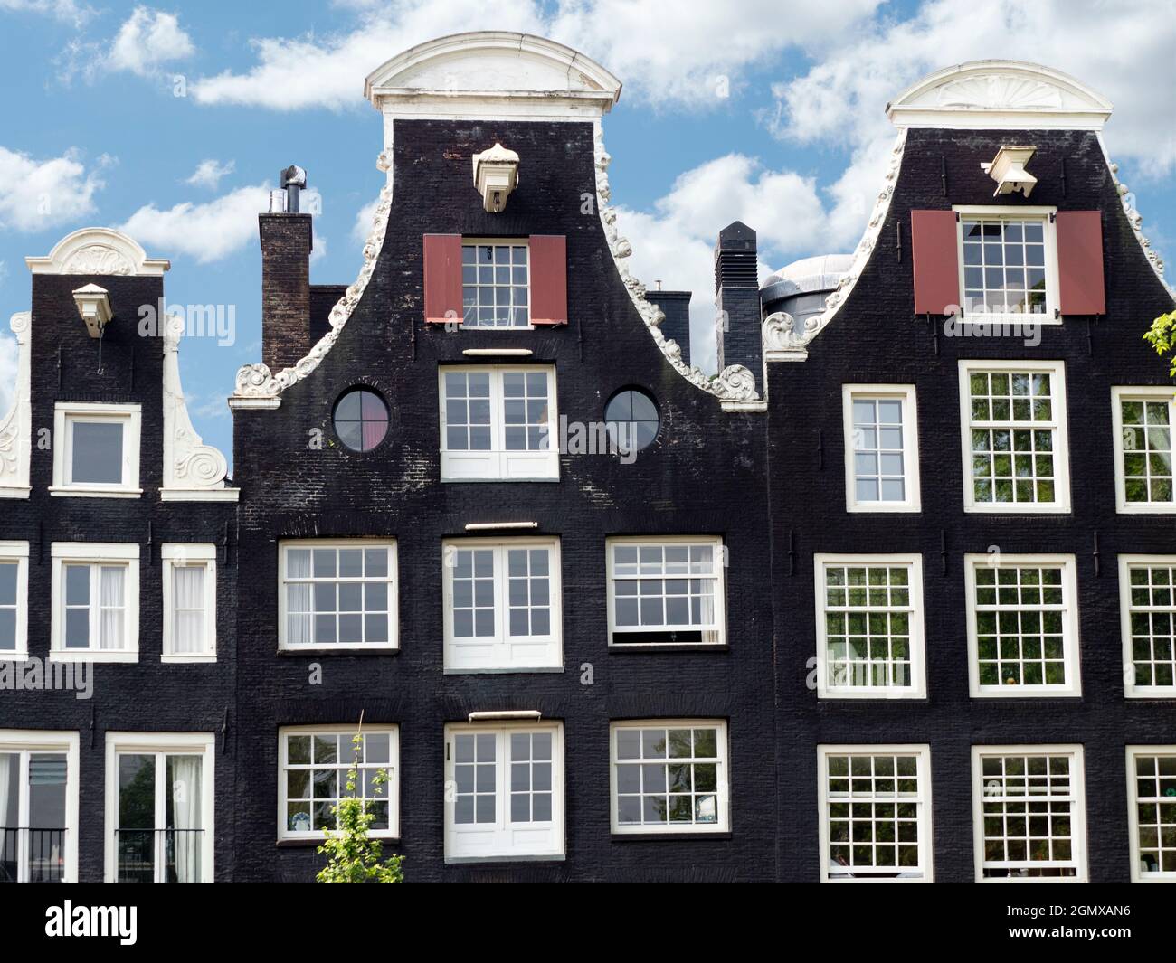 Amsterdam, Niederlande - 28. Mai 2016; Amsterdam ist die Hauptstadt von NetherlandsÕ, berühmt für ihr künstlerisches Erbe, ihr malerisches Kanalsystem und ihr schmal gehaus Stockfoto