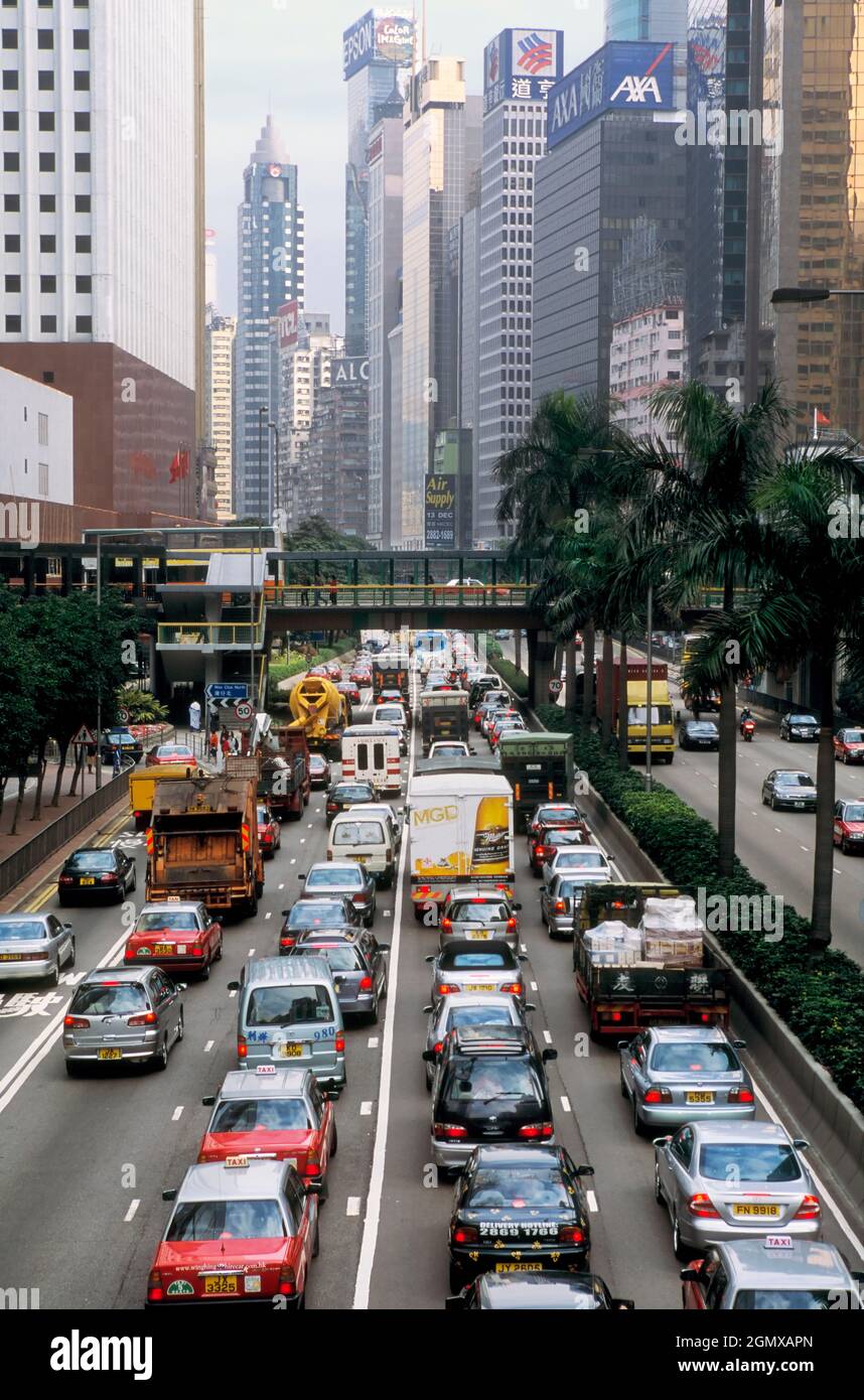 Hongkong - Februar 2106; Stau in den Straßenschluchten der Insel Hongkong, flankiert von Wolkenkratzern und gegenüber dem Victoria Harbour in Hongkong. Stockfoto