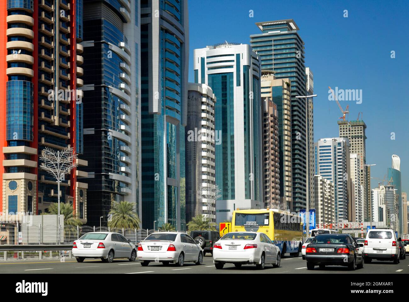 Dubai - Februar 2008; die Sheikh Zayed Road in Dubai ist tatsächlich Teil einer viel größeren Autobahn, der E11, in den Emiraten. In Dubai ist E 11 als Sheikh Z bekannt Stockfoto