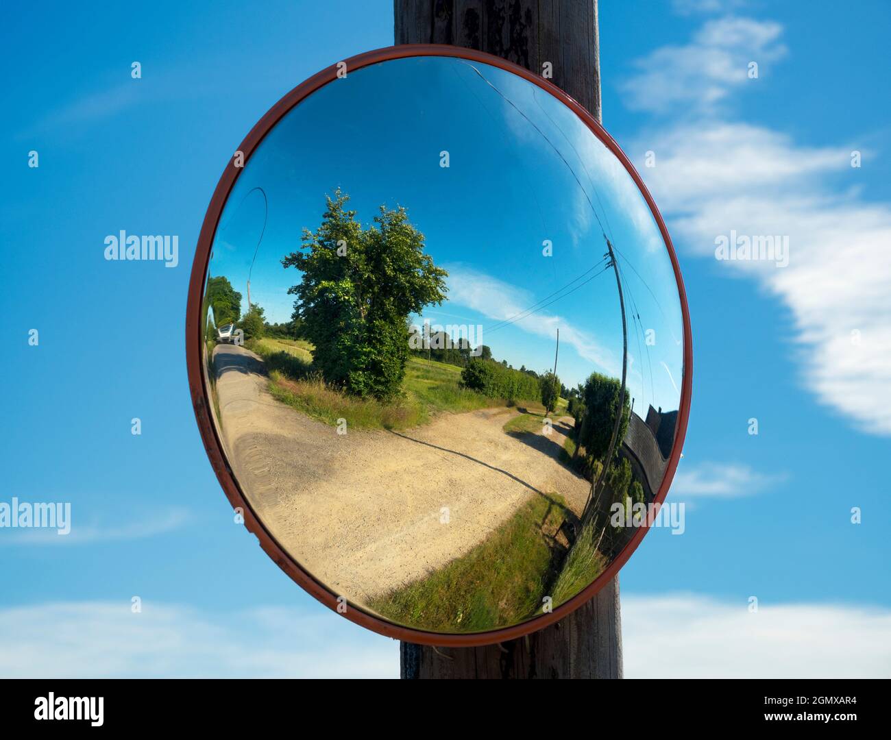 Radley Village, Oxfordshire, England - 2. Juni 2020; meine Reflexion im Blick. Selbst im Lockdown mache ich täglich eine Stunde lang einen Spaziergang durch mein Heimatdorf Stockfoto