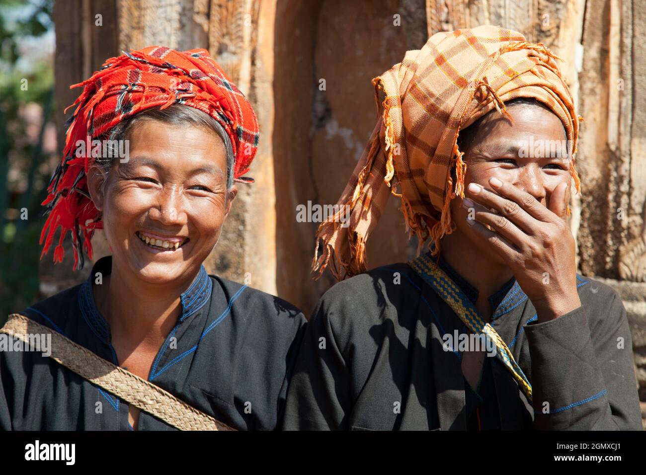 Inn Thein, Myanmar - 2. Februar 2013 zwei Stammesfrauen lachen lustig über die verlassenen Stupas im Dorf Inn Thein am malerischen Inle-See. I wi Stockfoto