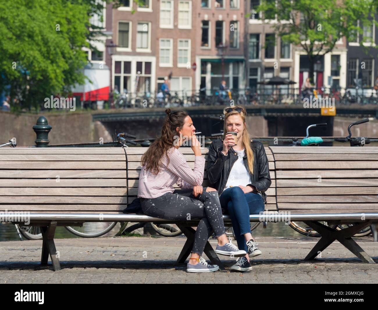 Amsterdam, Notherlands - 28. Mai 2016 Amsterdam ist die niederländische Hauptstadt, berühmt für ihr künstlerisches Erbe, ihr malerisches Kanalsystem und ihre schmalen Häuser Stockfoto