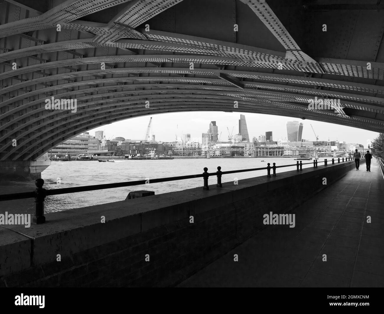 Die City of London ist ein globales Finanzzentrum; ihre Skyline hat sich in den letzten Jahren dramatisch verändert. Die Londoner haben viele der neuen Skys den Spitznamen gegeben Stockfoto