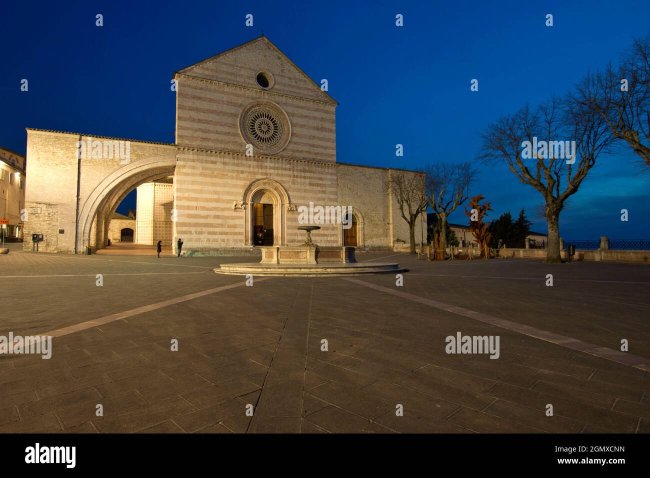 Santa Chiara Kirche, Brunnen, Nachtlandschaft, Assisi, Perugia, Umbrien, Italien, Europa Stockfoto