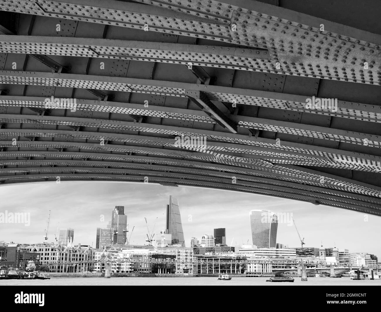 Die City of London ist ein globales Finanzzentrum; ihre Skyline hat sich in den letzten Jahren dramatisch verändert. Die Londoner haben viele der neuen Skys den Spitznamen gegeben Stockfoto