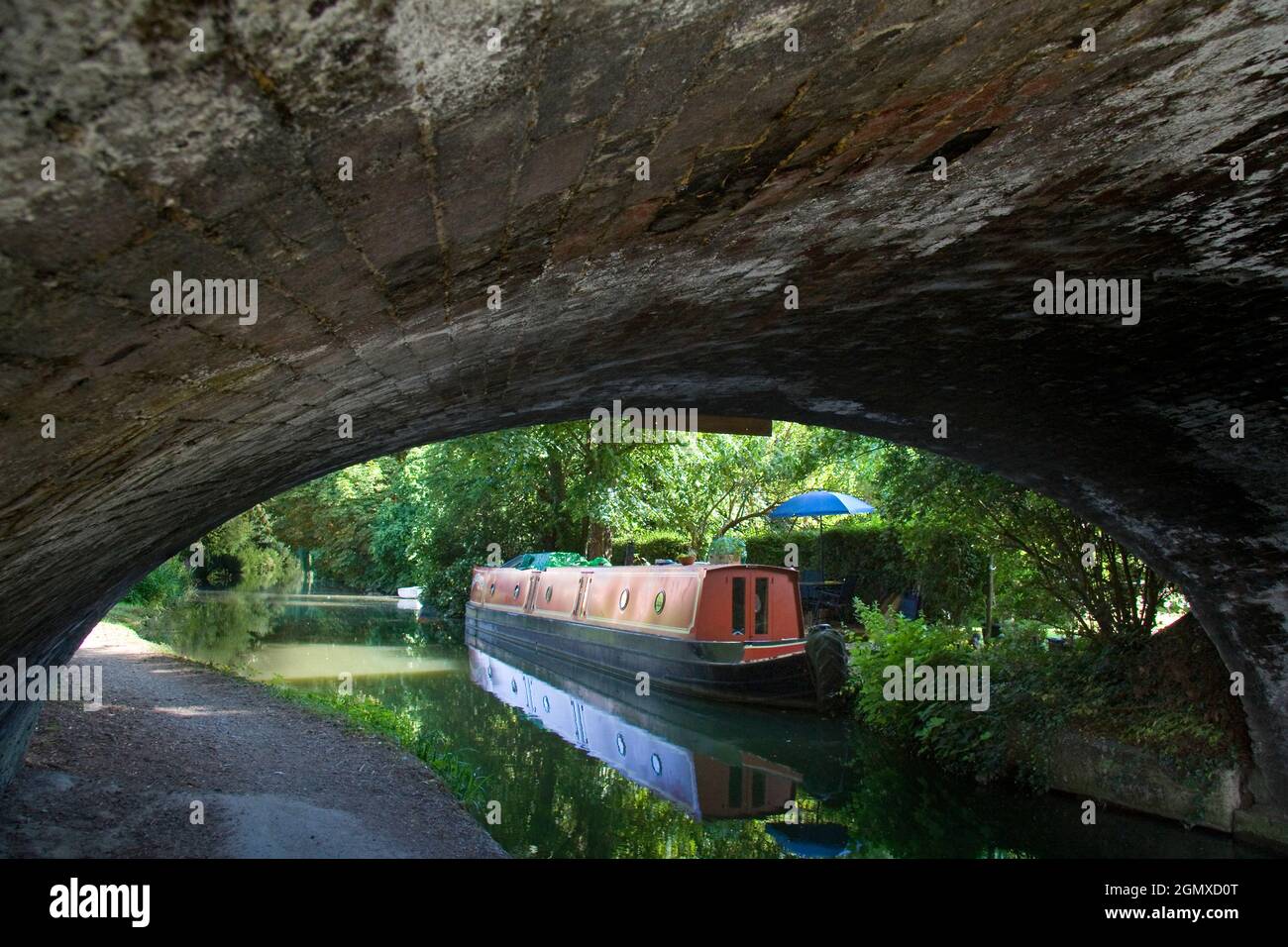 Oxford, England - 2009; die Wasserstraßen, Kanäle, Bäche und Flüsse von Oxford sind eine Quelle für viele ruhige, landschaftliche Freuden. Hier sehen wir eine schöne alte s Stockfoto