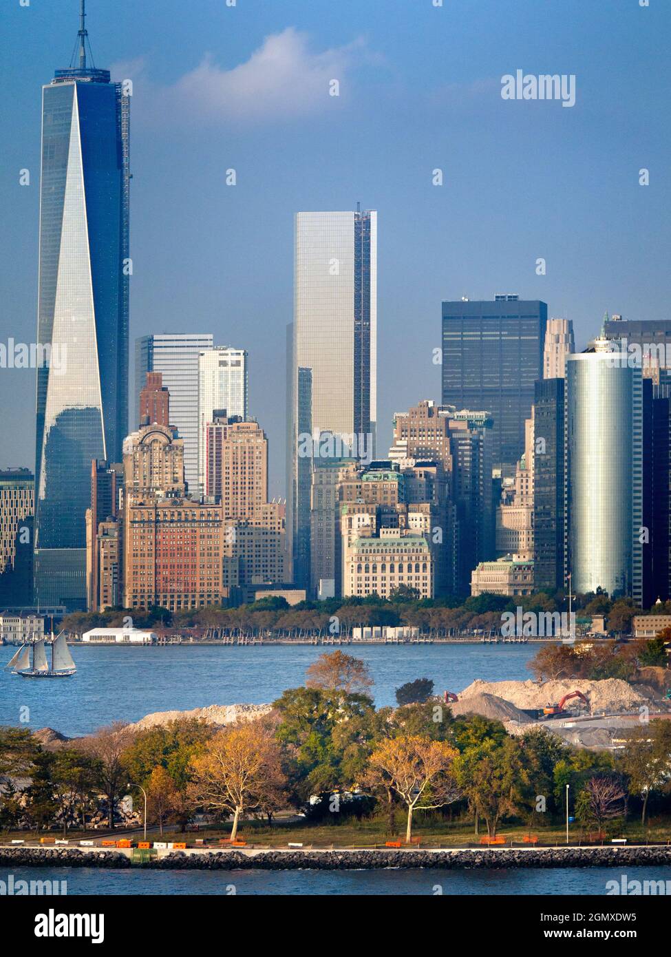 New York, USA - 12. Oktober 2013; keine Menschen im Blick. Der Blick vom Brooklyn Cruise Terminal über Governors Island in Richtung Downtown Manhattan, New Yor Stockfoto