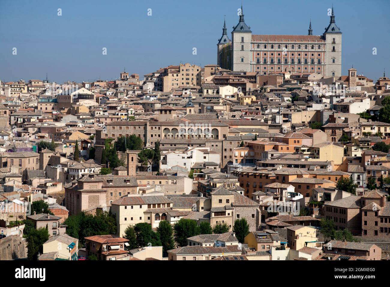 Die Festung des Alcazar dominiert die spanische Stadt Toledo. Toledo ist manchmal als die "Stadt der drei Kulturen" bekannt, da es Einfluss hatte Stockfoto