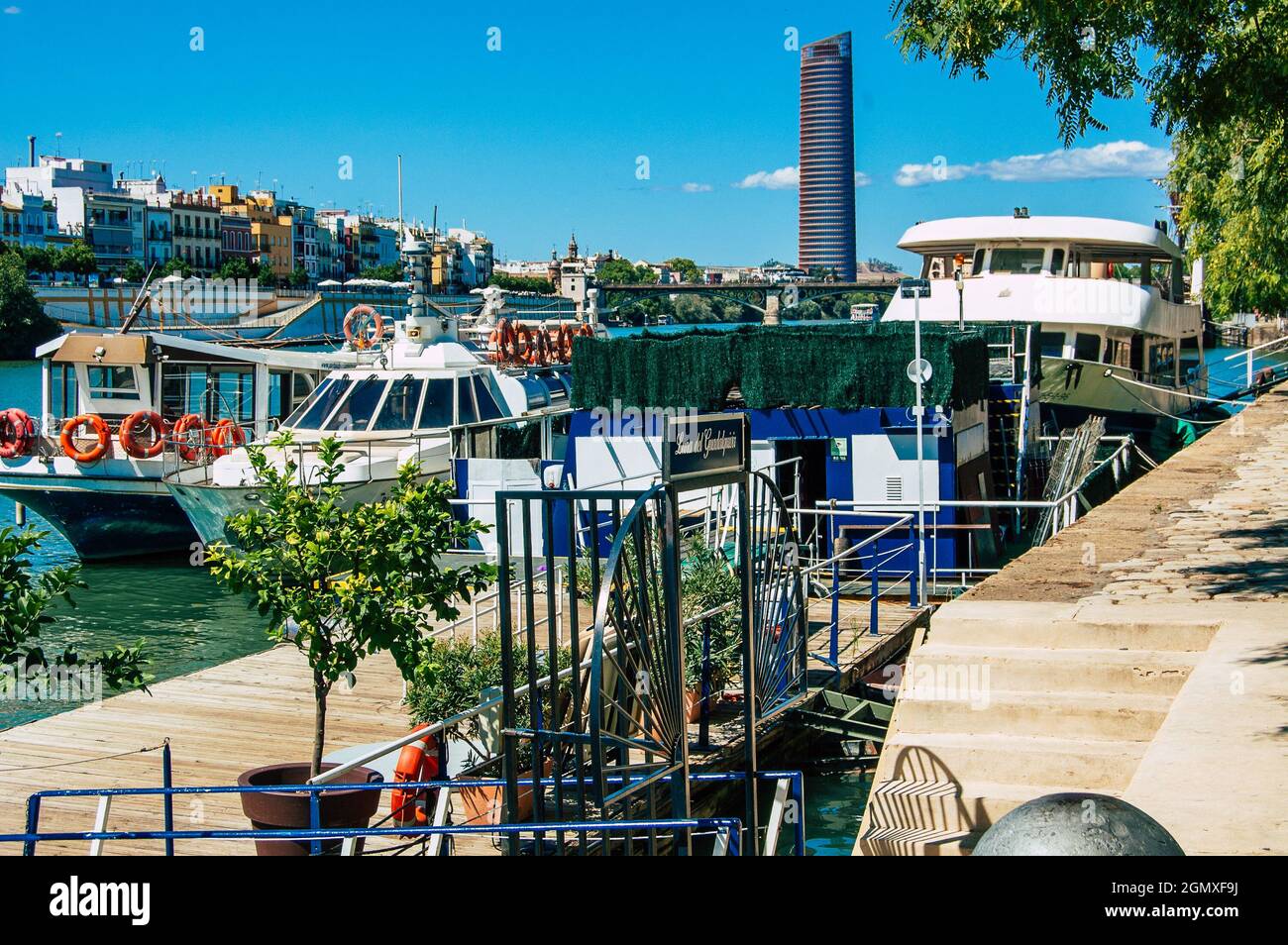 Sevilla Spanien 18. September 2021 Touristenboote auf dem Guadalquivir-Fluss, der Sevilla durchquert, einer emblematischen Stadt und Hauptstadt der Region und Stockfoto