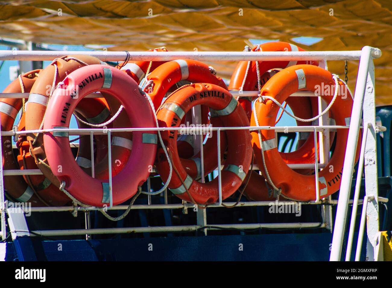 Sevilla Spanien 18. September 2021 Touristenboote auf dem Guadalquivir-Fluss, der Sevilla durchquert, einer emblematischen Stadt und Hauptstadt der Region und Stockfoto