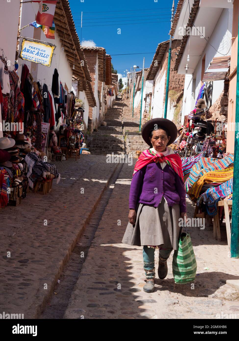 Chinchero, Peru - 12. Mai 2018 Chinchero ist eine kleine Marktstadt, direkt an der Hauptstraße zwischen Cusco und Urubamba. Es ist berühmt für seine Textilien und Stockfoto