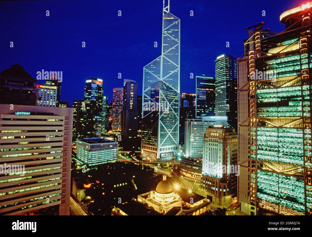 China. Hongkong. Blick auf den Central District bei Nacht mit Flutlicht im historischen Gebäude des Court of Final Appeal und dem Wolkenkratzer der Bank of China. Stockfoto