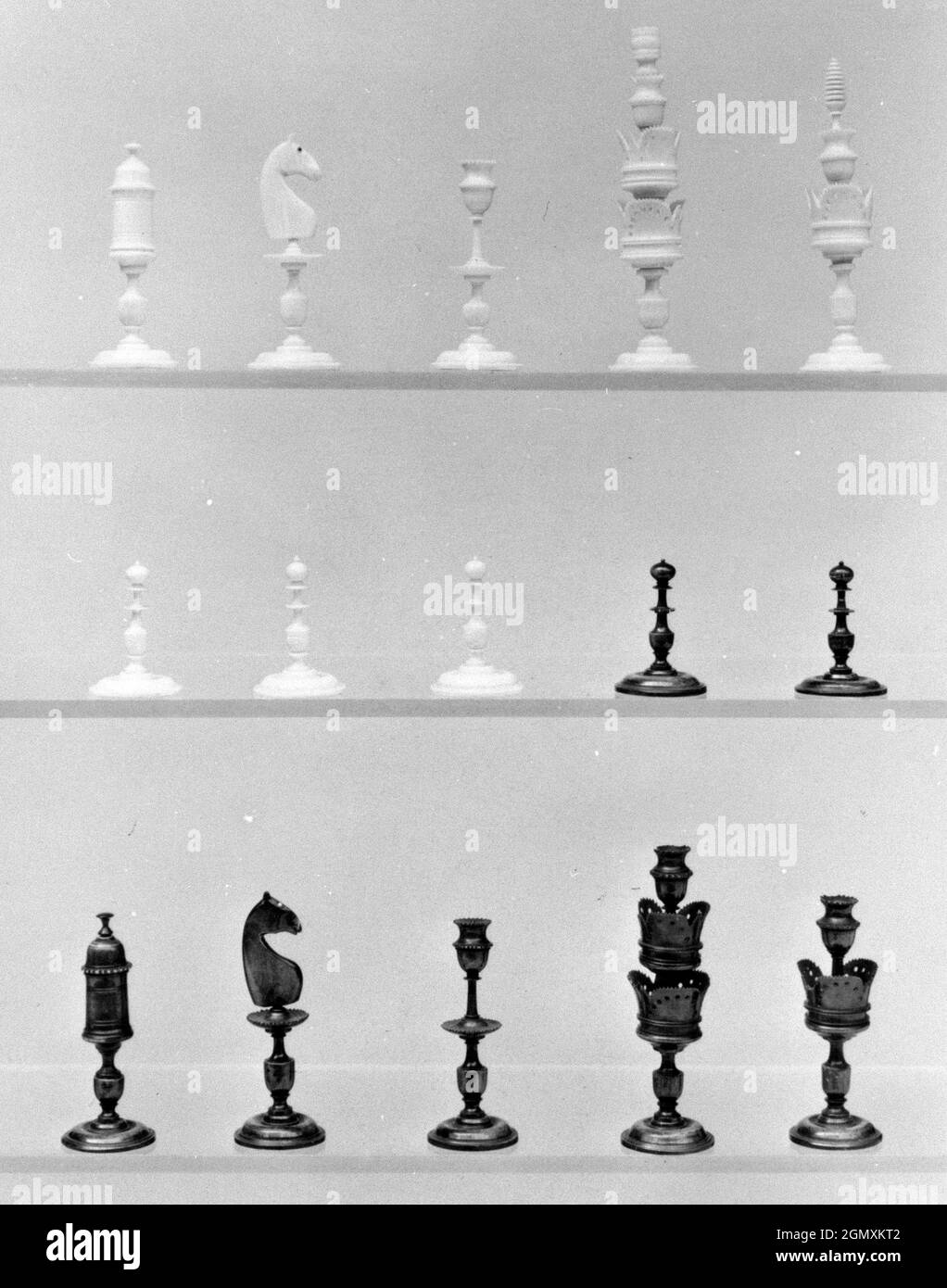 Schachfiguren (32). Datum: 18. Jahrhundert; Kultur: Deutsch; Medium:  Elfenbein, Ebenholz; Maße: König: Je, H. 4 Zoll (10.2 cm); Bauer: Je H. 1  1/2 Zoll (3.8 Stockfotografie - Alamy