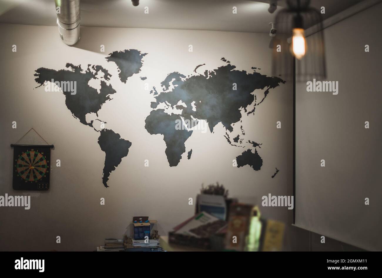 Weltkarte an der Wand an der Rezeption des Art Hotels. Hochwertige Fotos Stockfoto
