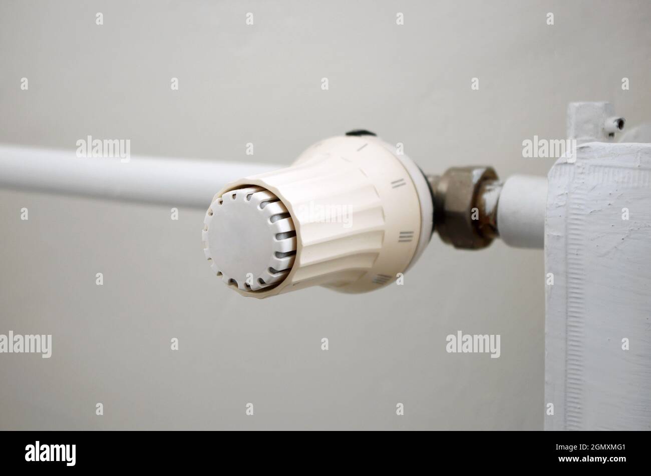 Wärmepreise und Energiekrisenkonzept. Temperaturregler des Heizkörpers, Thermostat, reduzieren Heizkosten. Stockfoto