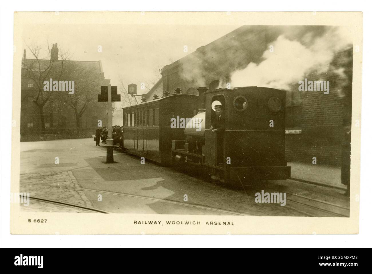 Postkarte aus der Zeit WW1 des Eisenbahnmotors (es gab 3) mit Fahrer, der auf einer Plattform wartete - für den Transport von Munitionsmaterial, das Woolwich Arsenal diente. Genannt Royal Arsenal Railway London. Arsenal war eine Schalenfüllfabrik. 1914-1918 Stockfoto