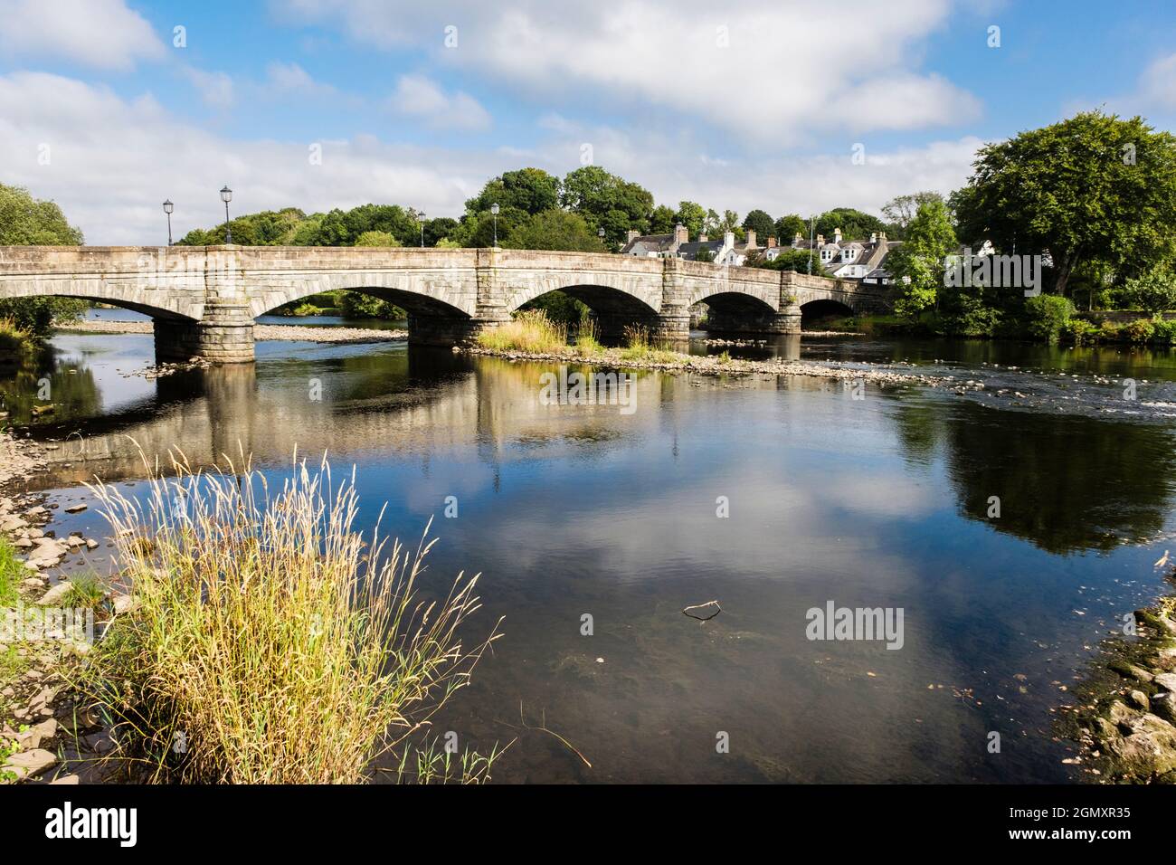 Die alte Brücke spiegelt sich im ruhigen Wasser des Flusses Cree in der alten Stadt von Burgh in der historischen Grafschaft Wigtownshire wider. Newton Stewart Dumfries und Galloway Scotland Stockfoto