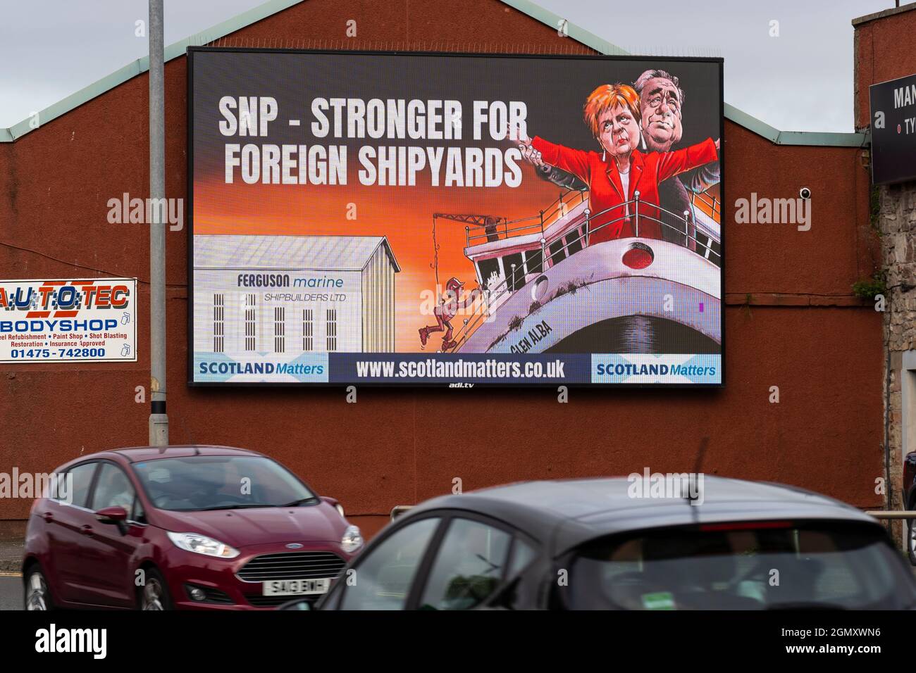 Port Glasgow, Schottland, Großbritannien. September 2021. Die Pro UK Union Group Scotland Matters hat vor der Ferguson Shipyard in Port Glasgow eine Werbetafel aufgestellt, die die Entscheidung der schottischen Regierung kritisiert, künftige schottische Fähren mit einer kurzen Liste von drei Werften in der Türkei, Polen oder Rumänien zu bestellen. Auf der Plakatwand stehen SNP-Chef und erste Ministerin Nicola Sturgeon und der ehemalige erste Minister Alex Salmond auf dem Bug des Titanic-Liners mit der Botschaft SNP Stronger für Foreign Shipyards. Iain Masterton/Alamy Live News. Stockfoto