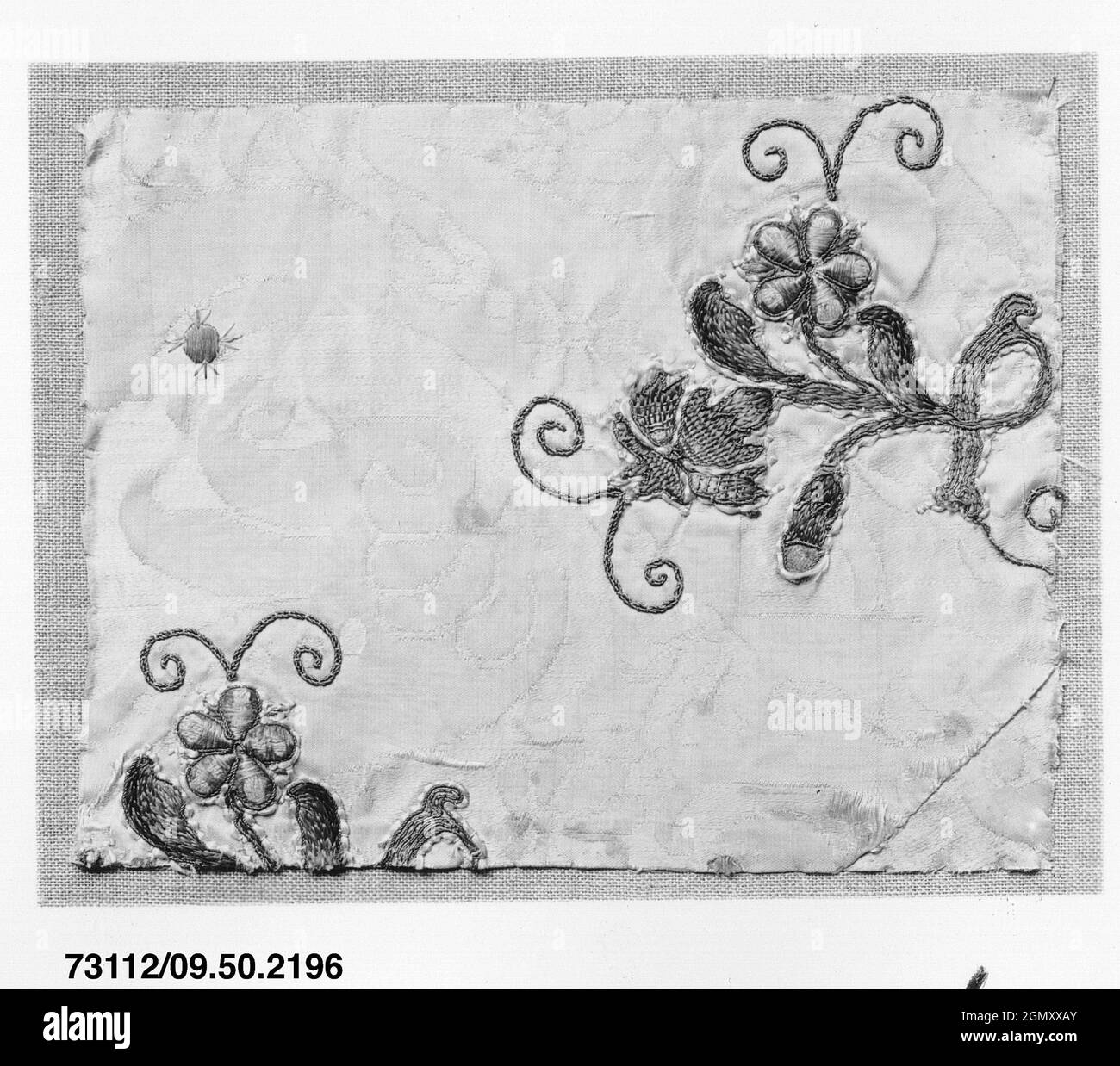 Fragment. Datum: 17.-18. Jahrhundert; Kultur: Italienisch; Medium: Seide und Metallfaden auf Seide; Abmessungen: L. 8 x B. 9 3/4 Zoll (20.3 x 24.8 cm); Stockfoto