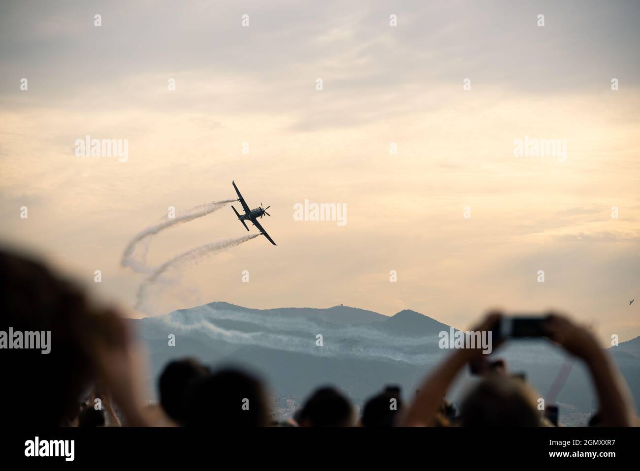 Izmir, Türkei - 9. September 2021: Ein Flugzeug, das am Tag der Freiheit von Izmir für eine Demonstration am Himmel fliegt. Stockfoto