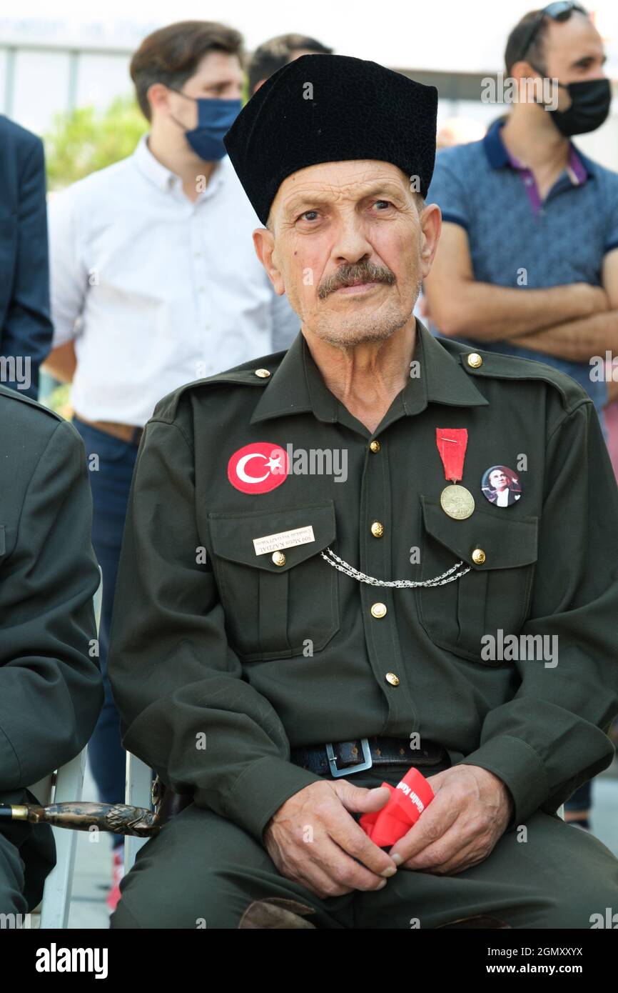 Izmir, Türkei - 9. September 2021: Verwandte des Canakkale-Kriegsveteranen Metin Kazdal am Festakt des Freiheitstages von Izmir Stockfoto