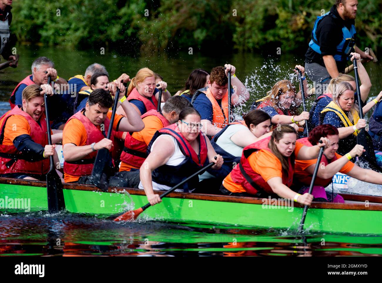 Drachenboot-Rennen auf dem Fluss Avon, Stratford-upon-Avon, Warwickshire, England, Großbritannien Stockfoto