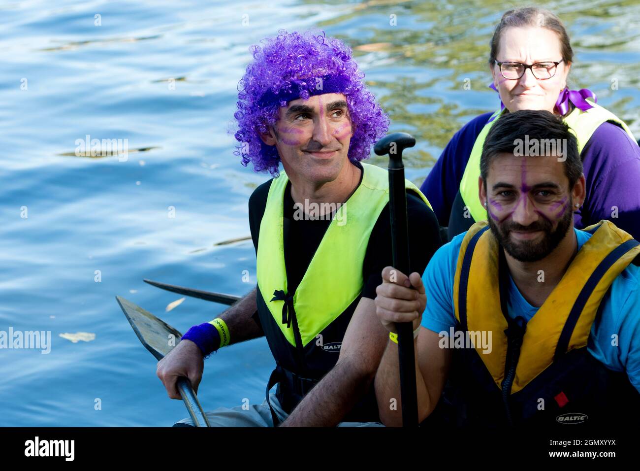 Drachenboot-Rennfahrer auf dem Fluss Avon, Stratford-upon-Avon, Warwickshire, England, Großbritannien Stockfoto