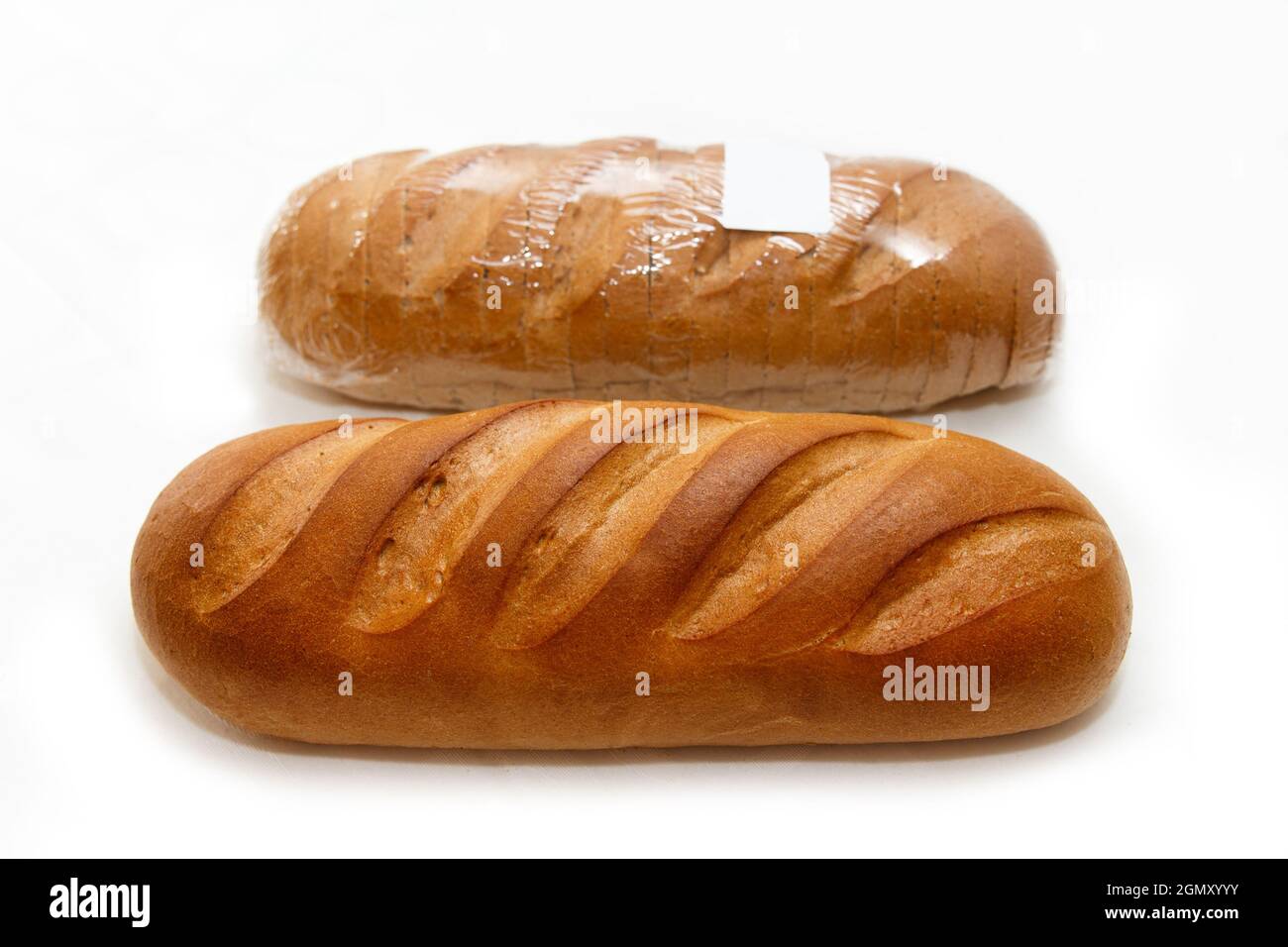 Weißes frisches Brot mit einer knusprigen Kruste steht in einem Regal in einer Bäckerei zum Verkauf Stockfoto