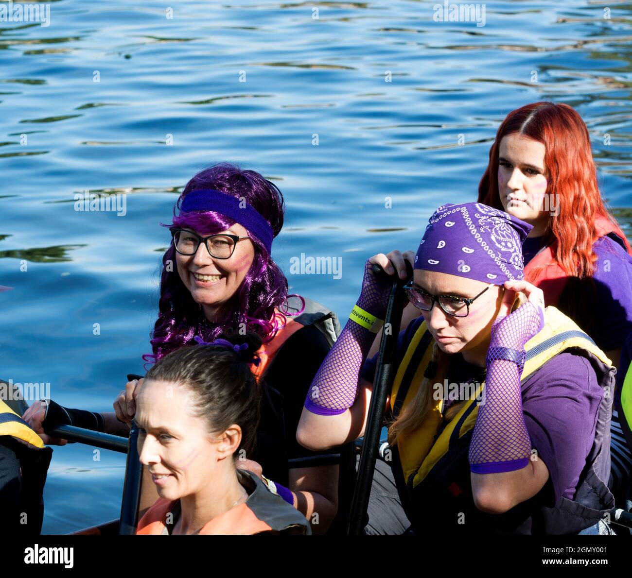 Drachenboot-Rennfahrer auf dem Fluss Avon, Stratford-upon-Avon, Warwickshire, England, Großbritannien Stockfoto