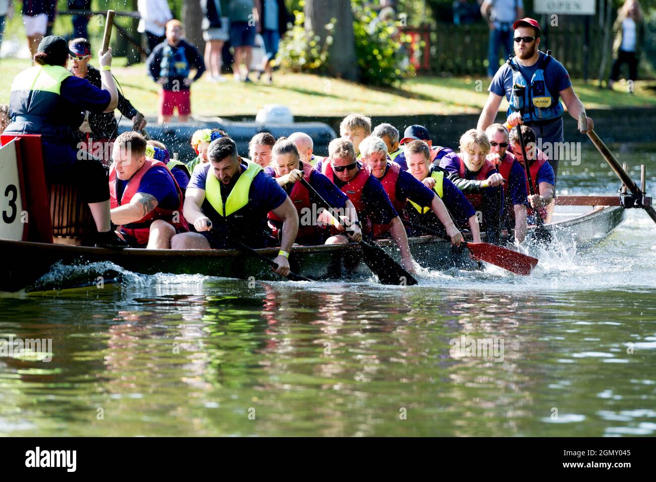 Drachenboot-Rennen auf dem Fluss Avon, Stratford-upon-Avon, Warwickshire, England, Großbritannien Stockfoto