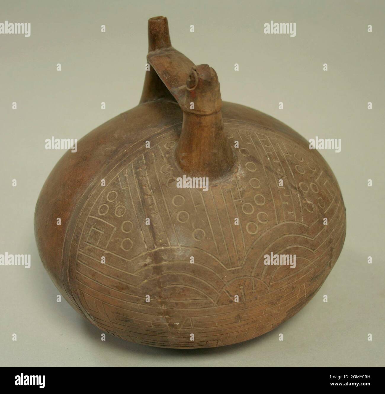 Flasche, Feline Face. Datum: 5.-2. Jahrhundert v. Chr.; Geographie: Peru; Kultur: Paracas; Medium: Keramik; Abmessungen: Insgesamt: 6 3/8 Zoll (16.19 cm); Stockfoto