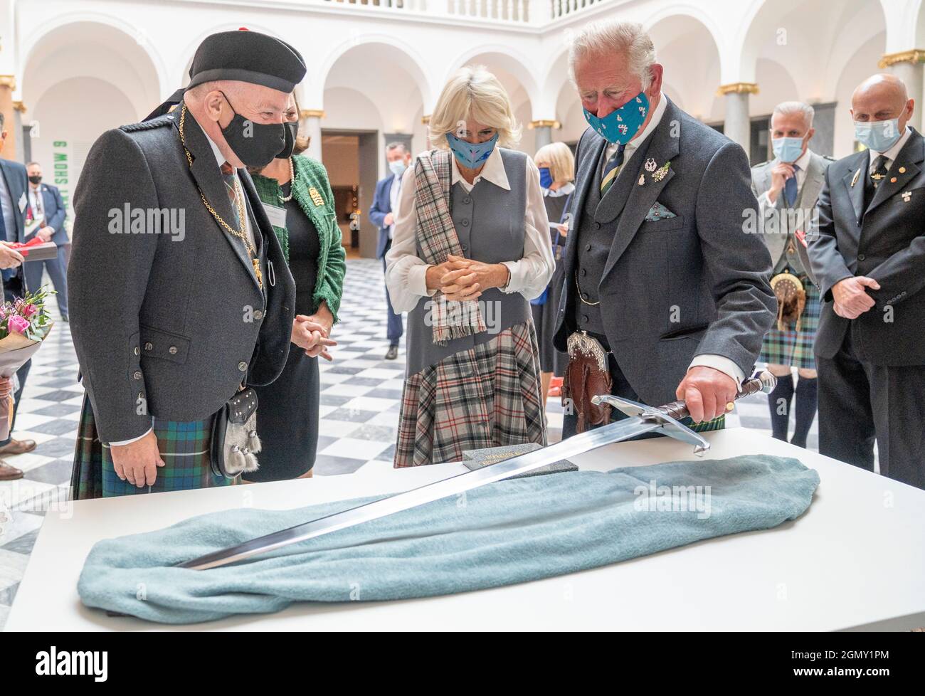 Der Prinz von Wales und die Herzogin von Cornwall, die als Herzog und Herzogin von Rothesay in Schottland bekannt ist, erhalten bei einem Besuch der neu entwickelten Aberdeen Art Gallery, Schoolhill, Aberdeen, eine Nachbildung des Schwertes von Robert dem Bruce. Bilddatum: Dienstag, 21. September 2021. Stockfoto