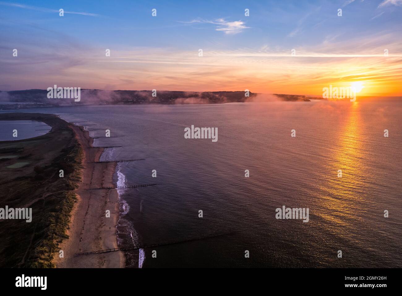 Drohnenfotografie - Sonnenaufgang über Exmouth und Dawlish Warren Beach, Devon, England, Europa Stockfoto