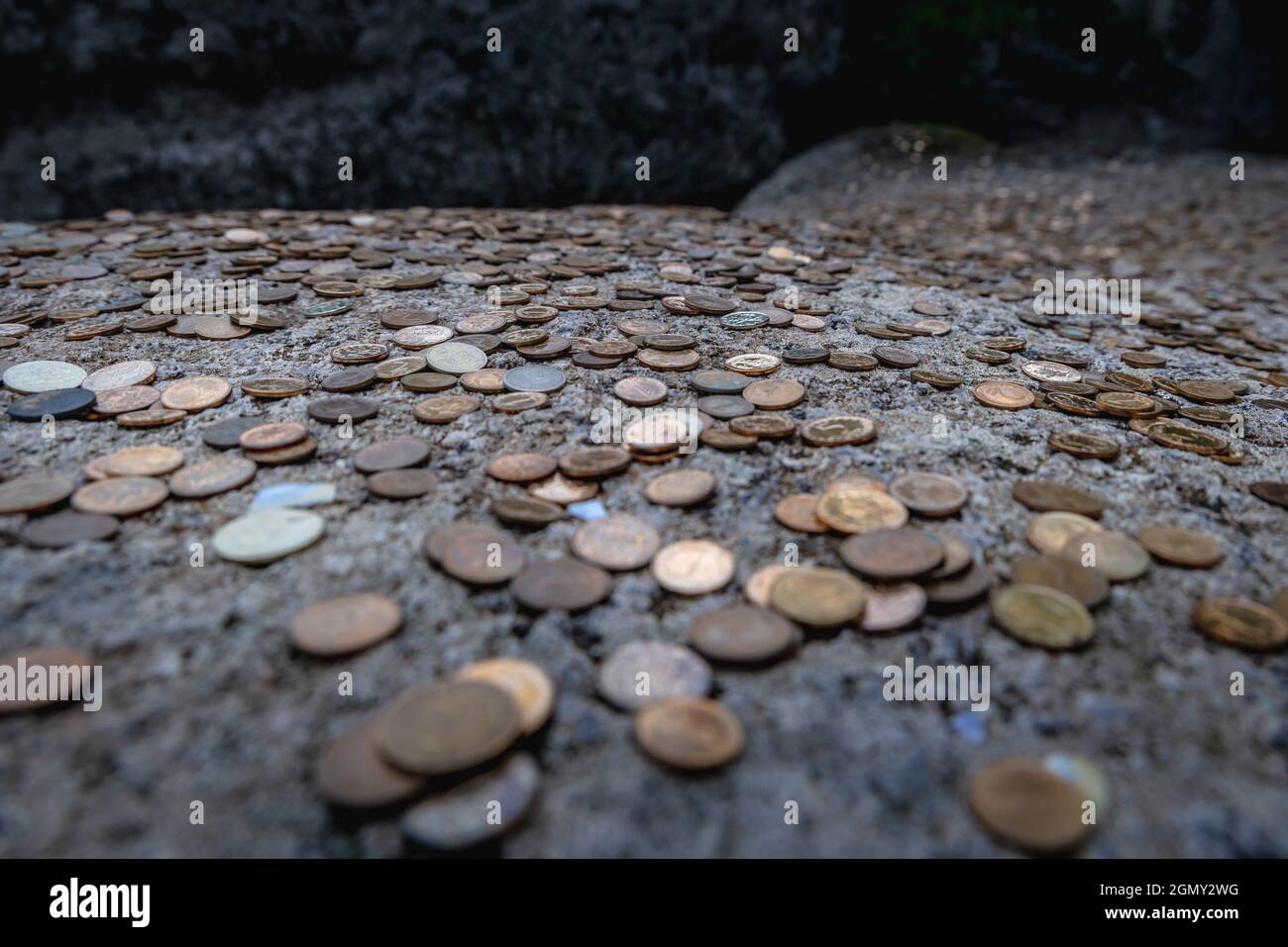 Münzen, die von Touristen auf einem Hochzeitsbett im prähistorischen Felsenheiligtum Beglik Tasch an der südlichen Schwarzmeerküste Bulgariens hinterlassen wurden Stockfoto
