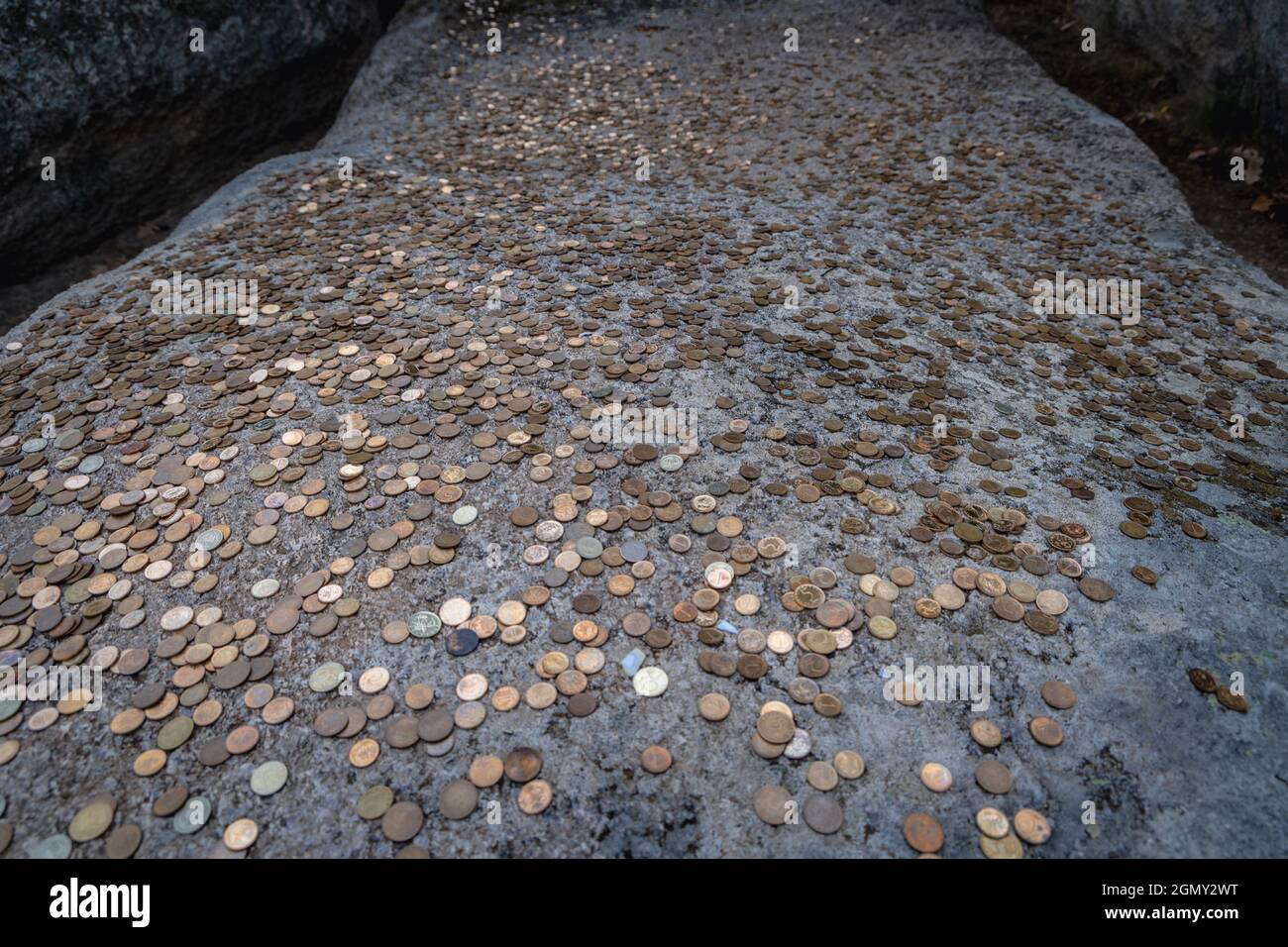 Münzen, die von Touristen auf einem Hochzeitsbett im prähistorischen Felsenheiligtum Beglik Tasch an der südlichen Schwarzmeerküste Bulgariens hinterlassen wurden Stockfoto
