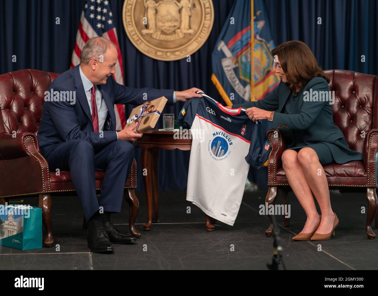 New York City, USA. September 2021. Die Gouverneurin von New York, Kathy Hochul, begrüßt Taoiseach Micheal Martin aus Irland zu einem Besuch in ihrem Büro. Martin ist am 20. September 2021 zur UN-Woche in New York City, NY, USA, in New York (Foto: Steve Sanchez/Sipa USA) Quelle: SIPA USA/Alamy Live News Stockfoto