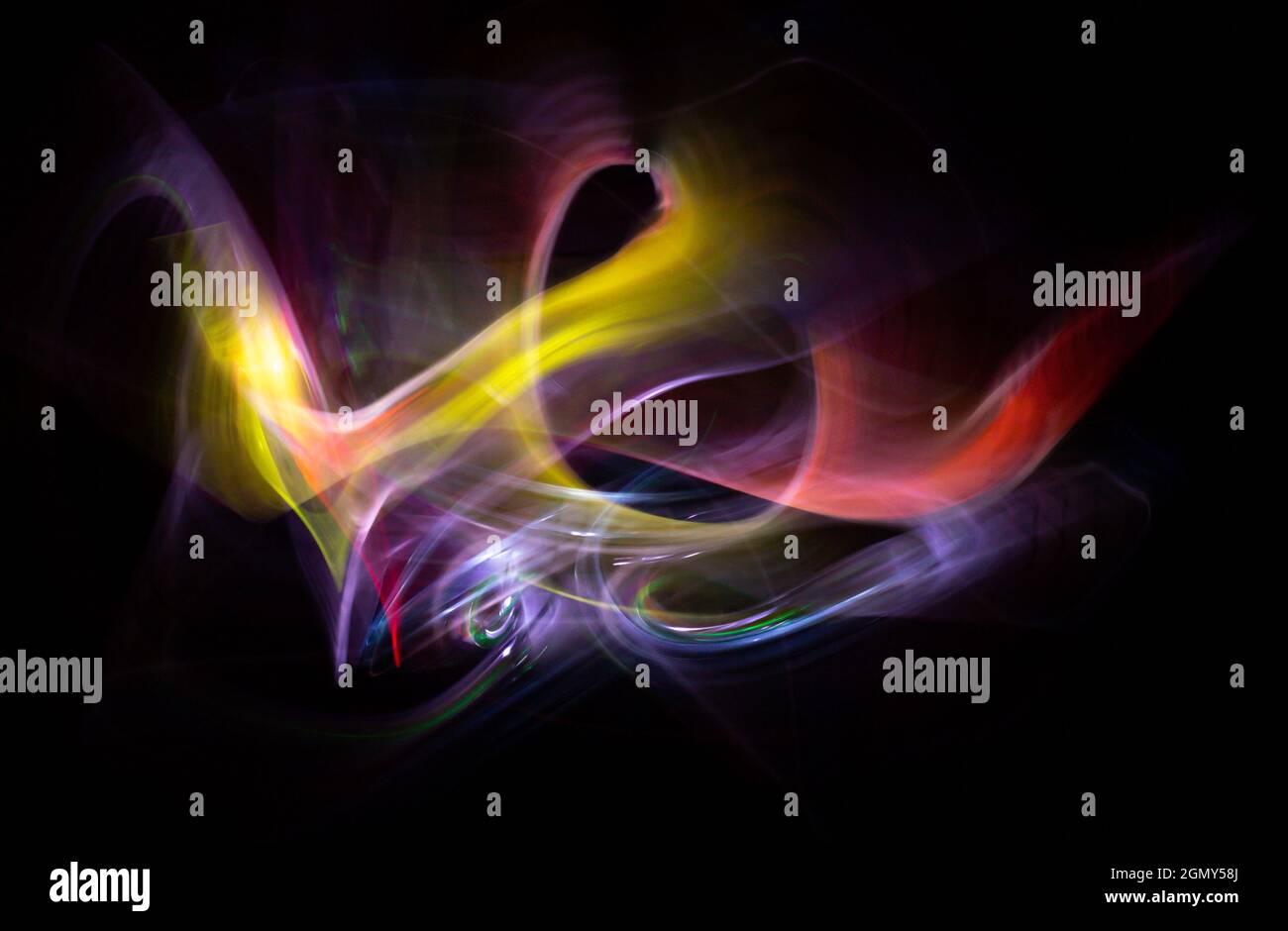 Lichtmalerei-Fotografie. Farbige Lichter bilden abstrakte Formen auf schwarzem Hintergrund. Nachtaufnahmen. Stockfoto