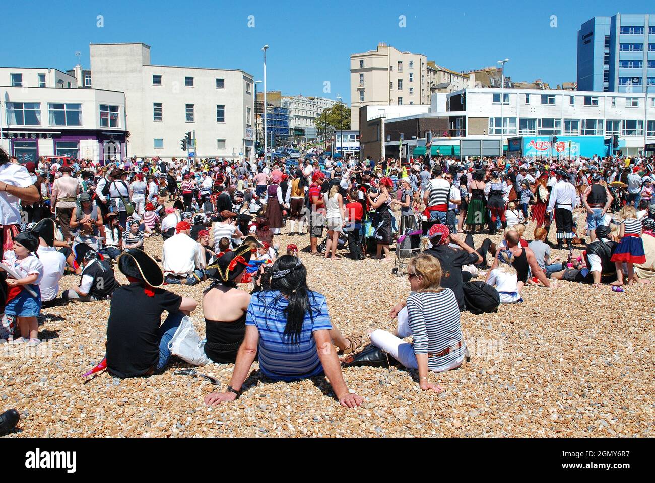 Als Piraten gekleidete Menschen nehmen am 22. Juli 2012 am Strand von Hastings in East Sussex, England, am Piratentag Teil. Das 2009 begonnene Spiel war ein Versuch, den Guinness-Weltrekord für die größte Anzahl von Piraten zu gewinnen, die sich am Strand versammelten. Stockfoto