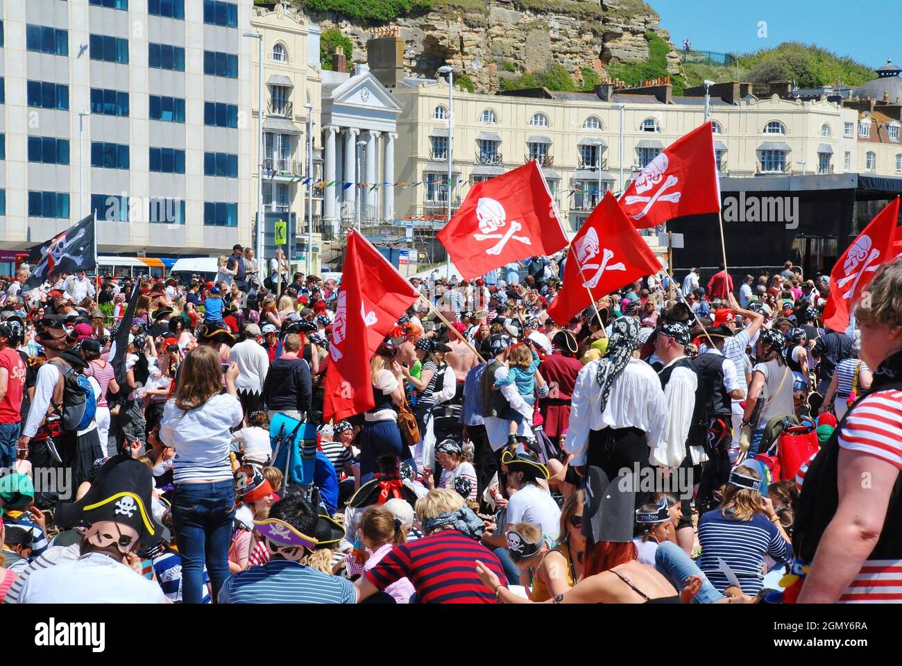Als Piraten gekleidete Menschen nehmen am 22. Juli 2012 am Strand von Hastings in East Sussex, England, am Piratentag Teil. Das 2009 begonnene Spiel war ein Versuch, den Guinness-Weltrekord für die größte Anzahl von Piraten zu gewinnen, die sich am Strand versammelten. Stockfoto